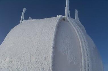 Eingefrorene Beobachtungskuppel auf dem Gipfel des Wendelstein 