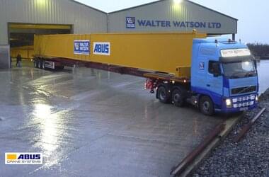 ABUS Kran wird von der Firma Walter Watson Ltd. zu der Firma Autolaunch Ltd. transportiert 
