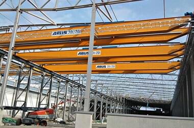 ABUS Laufkran mit einer Tragfähigkeit von 20 t und 20 t in einer Produktionshalle für Stahlbau in Schweden