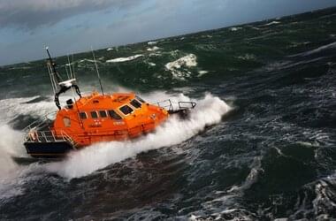 Rettungsboot der Royal National Lifeboat Institution auf hoher See an der Küste Englands