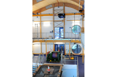 Produktionshalle der Royal National Lifeboat Institution mit einem ABUS Kran an der Küste Englands