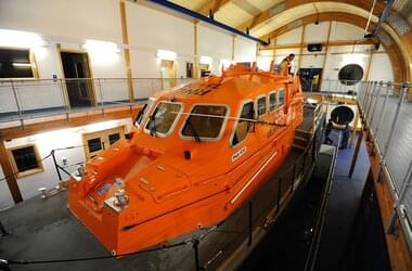 Bau eines Rettungsbootes der Royal National Lifeboat Institution mithilfe eines ABUS Kranes 