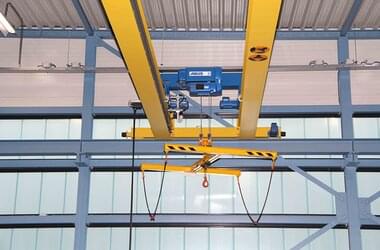Laufkatze mit einer Tragfähigkeit von 5 t und einem elektrischem Seilzug in Produktionshalle in den Niederlanden