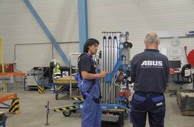 ABUS Kranführer steuert ABUS Kran in Produktionshalle des Unternehmens NedTrain Componenten 