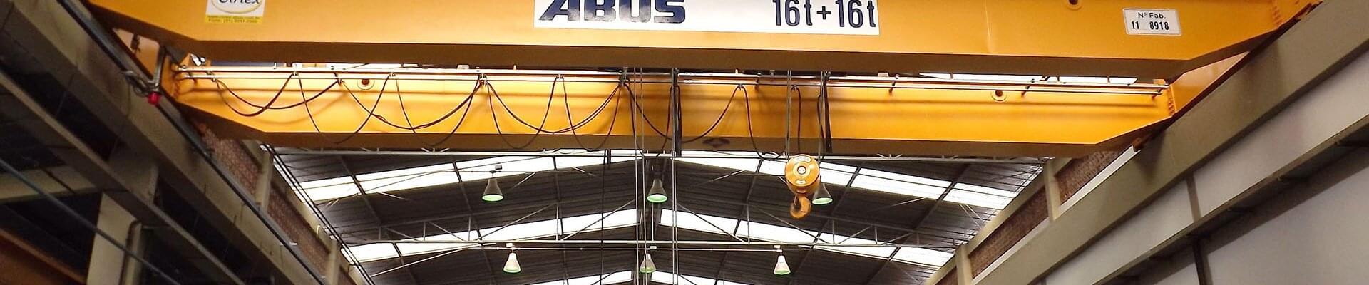 ABUS Kran mit elektrischen Seilzügen und einer Tragfähigkeit von 16 t und 16 t in einem Unternehmen für internen Transport von Lasten in Brasilien