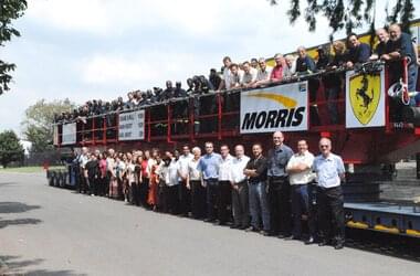 Mitarbeiter der Firma Efficient Engineering vor/auf einem neu gelieferten ABUS/Morris Kran in Johannesburg in Südafrika