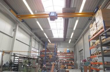 ABUS Kran mit einer Tragfähigkeit von 5 t und einer Spannweite von 9,77 m in Produktionshalle der Firma Forthaus