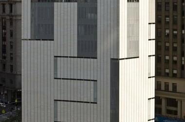 Modernes Gebäude mit Glasfassade der Firma KFK Tehnika