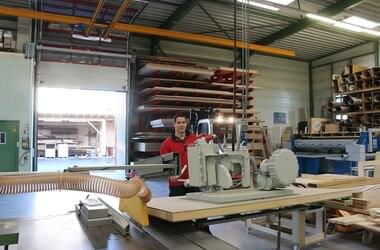 Mitarbeiter arbeitet mit HB-System in Schreinerei Lorenz in Deutschland
