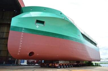Transportiertes Schiff der Werft Royal Bodewes in den Niederlanden