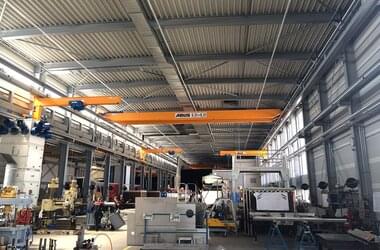 Zweiträgerlaufkran und Wandlaufkrane in Produktionshalle der Firma Kiremko in Niederlande
