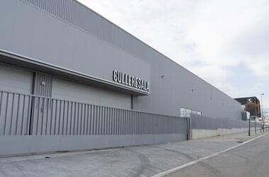 Moderne Produktionshalle der Firma Cullere i Sala in Spanien von außen