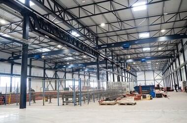 5 Laufkrane für Transport von Stahlelementen in Produktionshalle der Firma Cullere i Sala in Spanien
