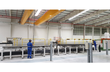 Mitarbeiter nutzen Zweiträgerlaufkran für Transport in Produktionshalle der Firma Corys Plastic Industries