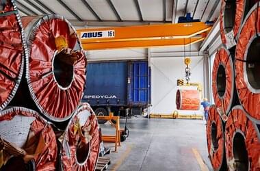 Zweiträgerlaufkran verlädt Stahlcoil in LKW im Logistikbereich