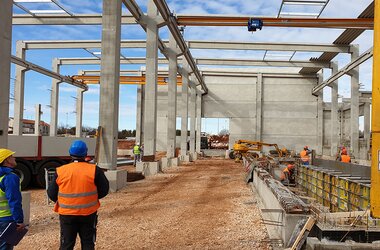 Montage der Laufkrane in neuer Fertigungshalle in Kroatien