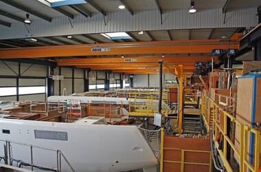 Einträgerlaufkrane in Produktionshalle für Katamaranen der Firma Construction Navale Bordeaux