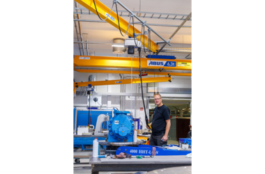 Mitarbeiter an Säulenschwenkkran LSX in Firma Rotor Maskiner in Schweden