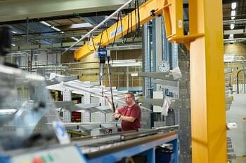 ABUS Säulenschwenkkran LSX mit einer Tragfähigkeit von 250kg bei der Firma Rörick Elektriska Verkstad in Schweden