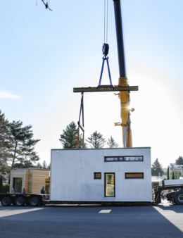 Autokran hebt Modulhaus des Holzbauunternehmens