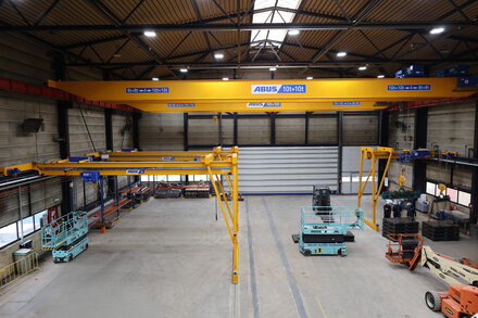 ABUS Krananlagen in einer Produktionshalle zur Handhabung von Stahlkonstruktionen im industriellen Einsatz.