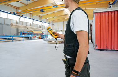 Mitarbeiter der Firma Oster Dach-Holzbau bedient ABUS Zweiträger-Laufkran mit ABURemote Button