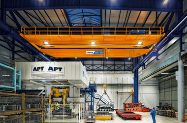 Zweiträger-Laufkran mit LED-Lichtlinie in der Firma Metalsa in Bergneustadt