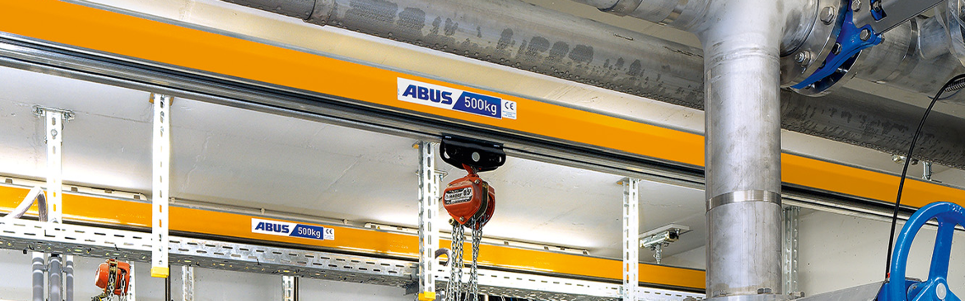 ABUS Einschienenbahn mit Kettenzug in Industrieanlage für den Transport von Lasten.