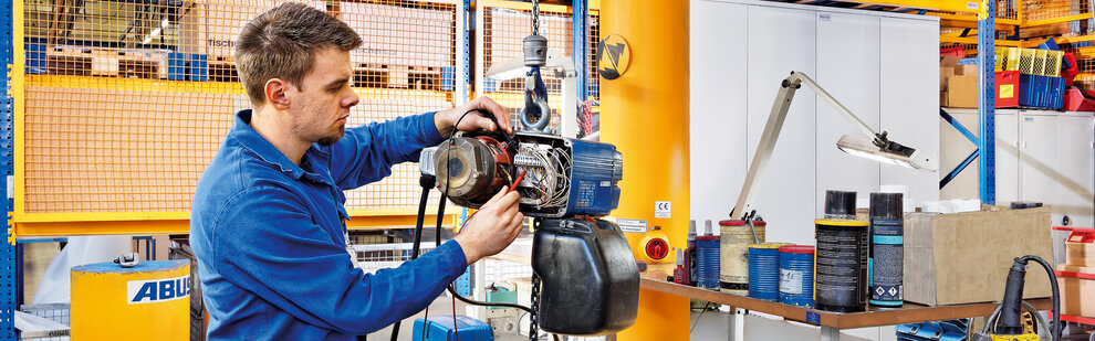 Reparatur an Kettenzug durch ABUS Mitarbeiter