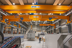 ABUS Zweiträger-Laufkrane und ABUS Einträger-Wand-Laufkrane in der Produktionshalle der Firma Fooke GmbH bei anspruchsvoller Standortmontage 