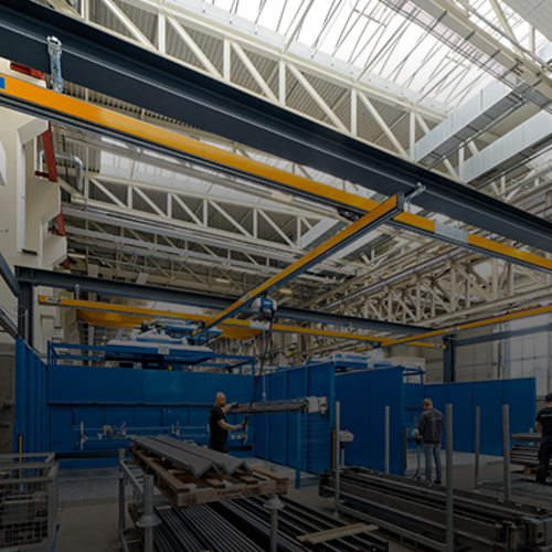 Ein Einträgerkran EHB in einer Industriehalle ermöglicht den flächendeckenden Transport von Lasten unter der Decke.