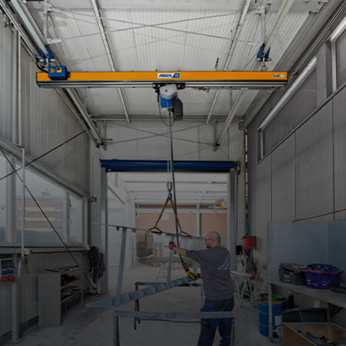 ABUS Einträgerkran EHB-I in Werkhalle mit Tragfähigkeit bis 1,25 Tonnen und Spannweite bis 10 Meter.