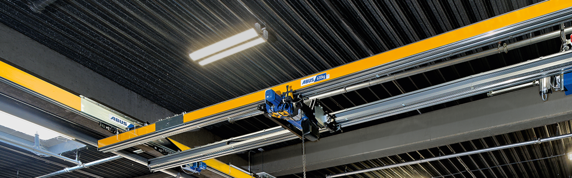 ABUS Zweiträgerkran ZHB in Industriehalle für den sicheren Transport und das Heben schwerer Lasten.“