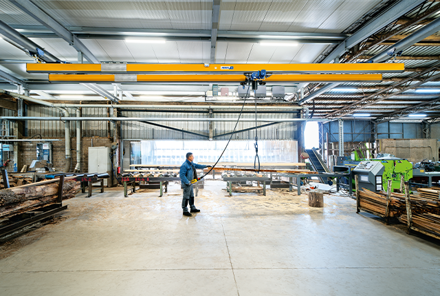 ABUS Zweiträgerkran ZHB-I in Industriehalle mit Tragfähigkeit bis 2 Tonnen und Spannweite bis 12 Meter.