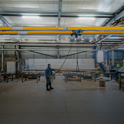 ABUS Zweiträgerkran ZHB-I in Industriehalle mit Tragfähigkeit bis 2 Tonnen und Spannweite bis 12 Meter.