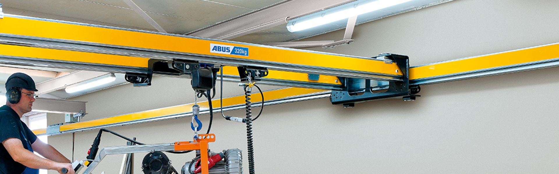 ABUS Zweiträgerkran ZHB-X in Industriehalle für sicheres Heben und effizienten Materialtransport.