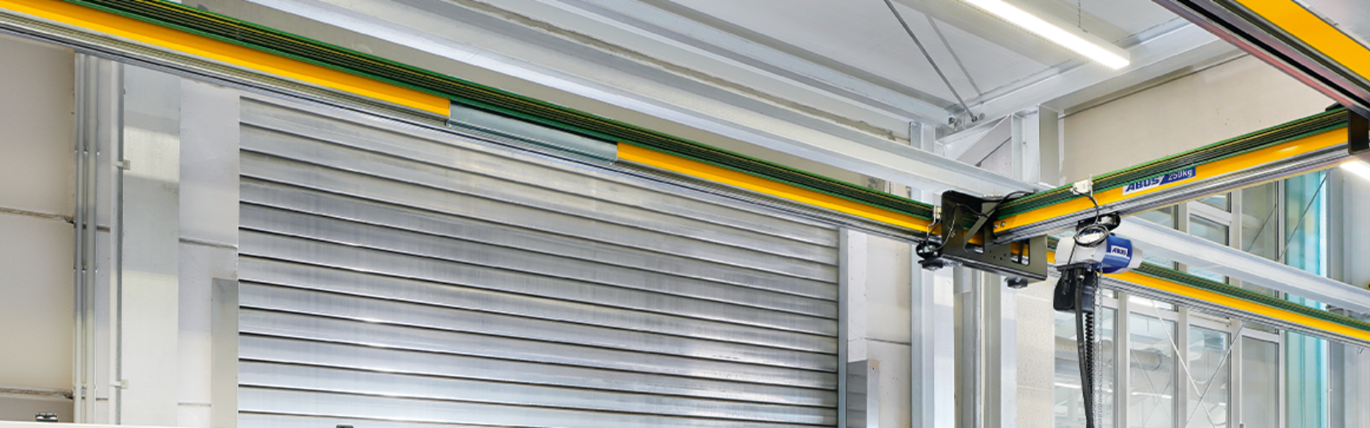 ABUS Einträgerkran EHB-X in Industriehalle für präzises Heben und effizienten Materialtransport.