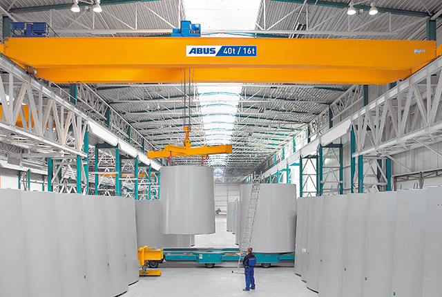 ABUS Zweiträgerlaufkran in einer Industriehalle mit Tragfähigkeit bis 120 t und Spannweite bis 42 m für Schwerlast-Transport.