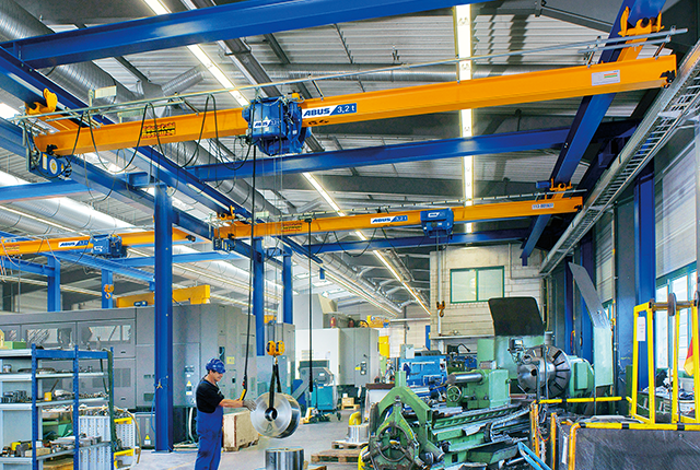 ABUS Deckenlaufkrane in einer Industriehalle mit Tragfähigkeit bis 8 t und Spannweite bis 25 m für platzsparenden Materialtransport.