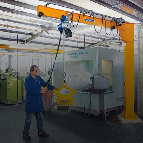 ABUS Säulenschwenkkran LSX in einer Produktionshalle.