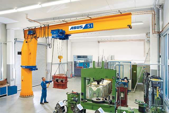 ABUS Säulenschwenkkran VS in einer Produktionshalle.