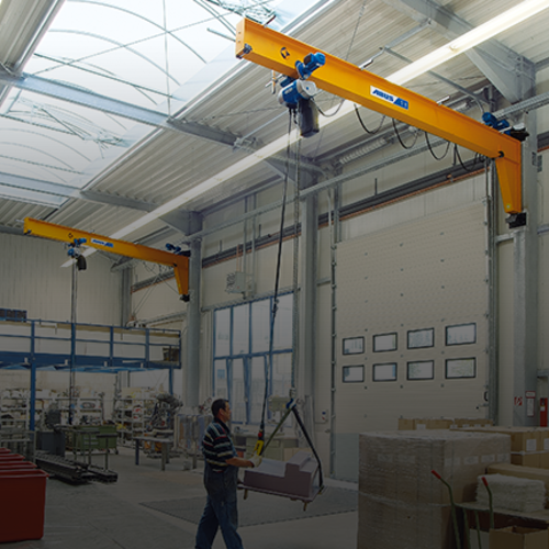 ABUS Wandschwenkkran VW in einer Produktionshalle.